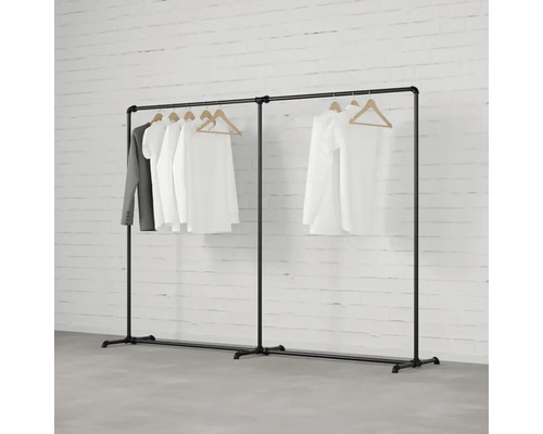 Čierny kovový vešiak na oblečenie s oblečením.