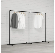 Čierny kovový vešiak na oblečenie s oblečením