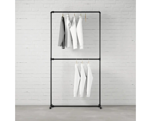 Kovový vešiak na oblečenie s dvomi tyčami na uloženie odevov