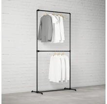 Kovový vešiak na šaty s dvoma úrovňami a oblečením