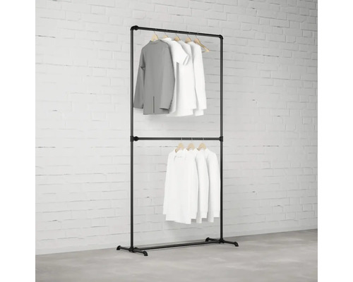 Kovový vešiak na šaty s dvoma úrovňami a oblečením