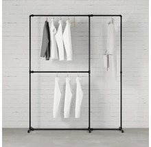 Kovový rúrkový vešiak na oblečenie s niekoľkými kusmi oblečenia