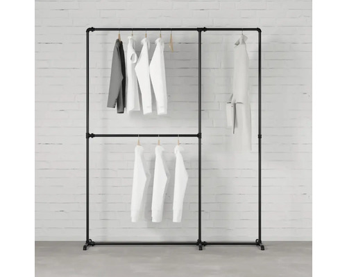 Kovový rúrkový vešiak na oblečenie s niekoľkými kusmi oblečenia