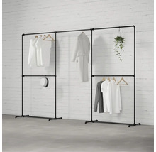 Voľne stojaca šatníková skriňa z kovových rúrok s oblečením a dekoráciou