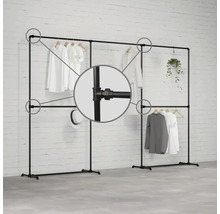 Dva čierne vešiaky na oblečenie s oblečením a detailným pohľadom na rúrkový spoj.