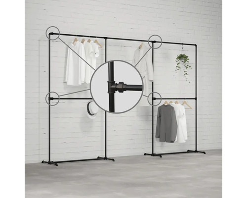 Dva čierne vešiaky na oblečenie s oblečením a detailným pohľadom na rúrkový spoj.