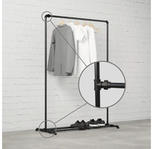 Kovový vešiak na oblečenie s odevmi a obuvou