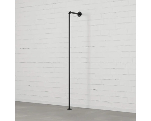 Čierna kovová šatníková tyč na montáž na stenu.