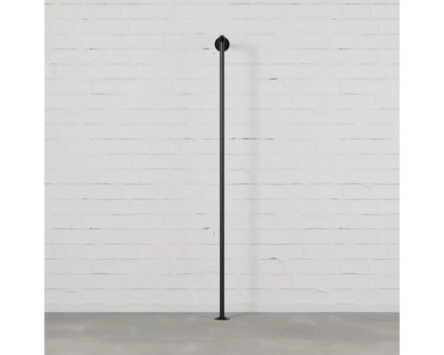 Čierna šatníková tyč pred stenou