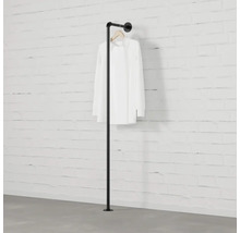 Čierny kovový vešiak na oblečenie s košeľou pripevnenou k stene.