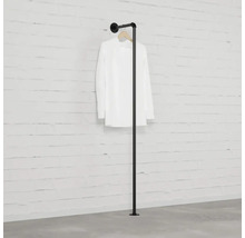 Čierny kovový vešiak na oblečenie s košeľou namontovanou na stene