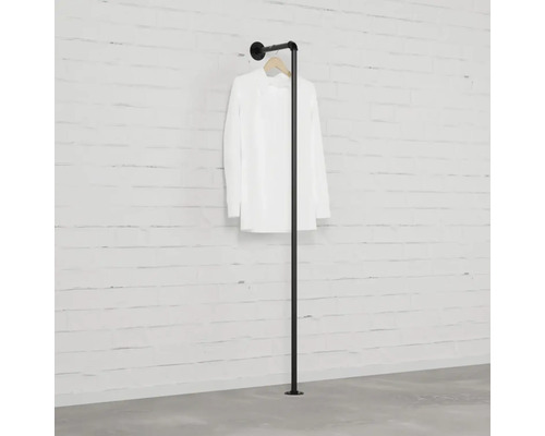 Čierny kovový vešiak na oblečenie s košeľou namontovanou na stene