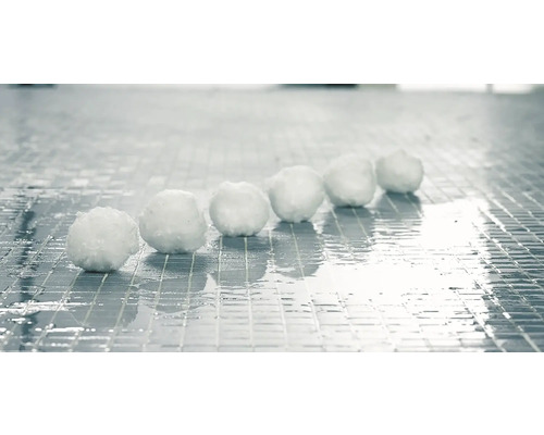 Šesť gúľ snehu na dlaždiciach