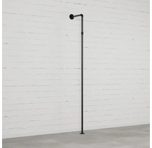 Čierna kovová šatníková tyč na stene