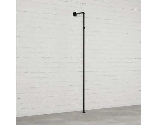 Čierna kovová šatníková tyč na stene