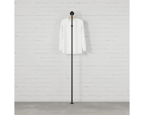 Kovový stojan na šaty s košeľou
