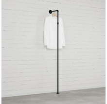 Čierny stojan na oblečenie s košeľou pri stene