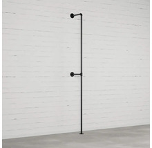 Čierna tyč na šaty z rúrok namontovaná na stene