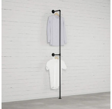 Voľne stojaci vešiak na šaty z kovovej rúrky s dvoma košeľami na stene