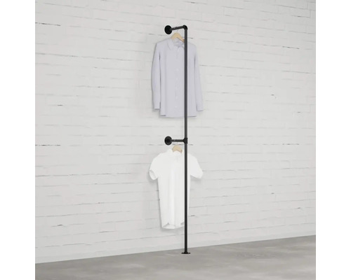 Voľne stojaci vešiak na šaty z kovovej rúrky s dvoma košeľami na stene