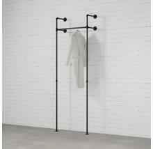 Voľne stojaca šatníková tyč so županom pred stenou