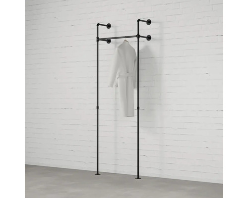 Voľne stojaca šatníková tyč so županom pred stenou