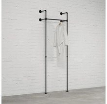 Čierny kovový vešiak na oblečenie s kabátom