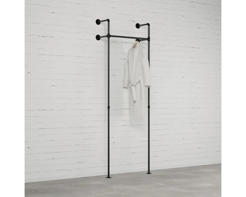 Čierny kovový vešiak na oblečenie s kabátom