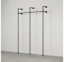 Nástenný vešiak na oblečenie z rúrok pred tehlovou stenou