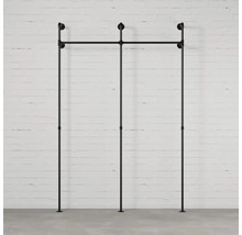 Čierny modulárny regálový systém pred tehlovou stenou