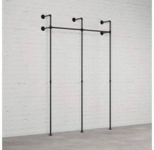 Nástenná šatňa z rúrok pred tehlovou stenou