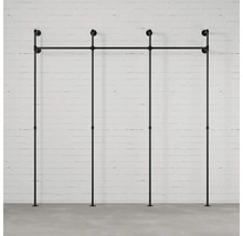 Vešiak na oblečenie z rúrok pred stenou