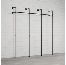 Čierny, voľne stojaci vešiak na oblečenie z kovových rúrok