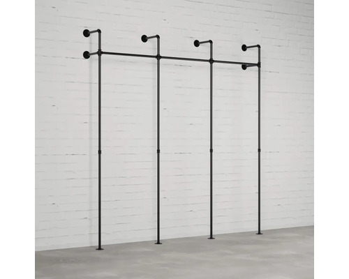 Čierny, voľne stojaci vešiak na oblečenie z kovových rúrok