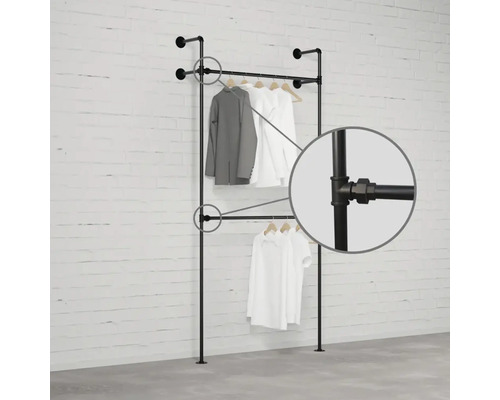 Voľne stojaci vešiak na oblečenie z kovových rúrok s oblečením