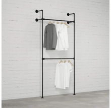 Čierny dvojpodlažný vešiak na oblečenie s oblečením pri stene