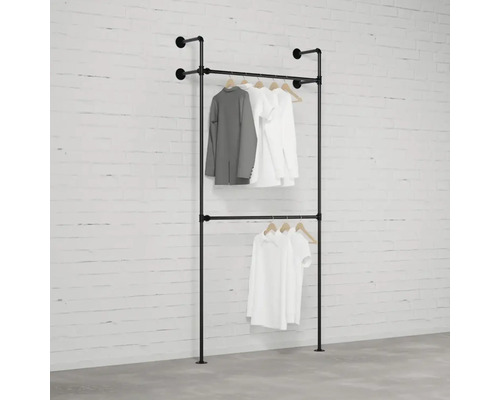 Čierny dvojpodlažný vešiak na oblečenie s oblečením pri stene