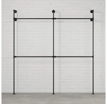 Voľne stojaci vešiak na oblečenie z kovových rúrok pred stenou