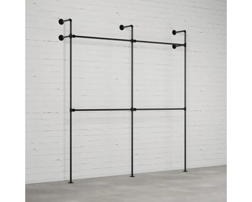 Čierna šatníková tyč z rúrok na montáž na stenu.