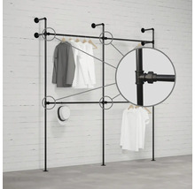Čierna šatníková tyč s oblečením a detailný záber rúrok