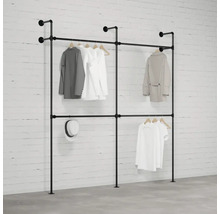 Vešiak na šaty z rúrok s viacerými kusmi oblečenia