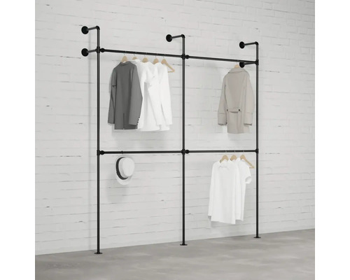 Vešiak na šaty z rúrok s viacerými kusmi oblečenia