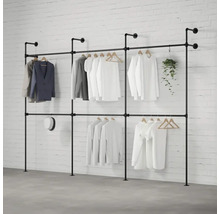 Čierny rúrkový systém vešiaku na odevy s oblečením