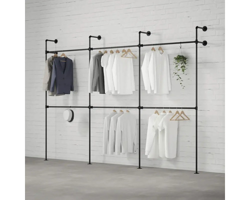Čierny rúrkový systém vešiaku na odevy s oblečením