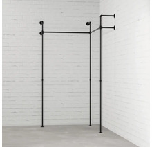 Vešiak na oblečenie z kovových rúrok pred stenou