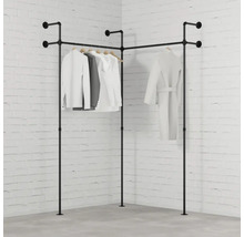 Rohový vešiak na šaty z kovových rúrok so zaveseným oblečením