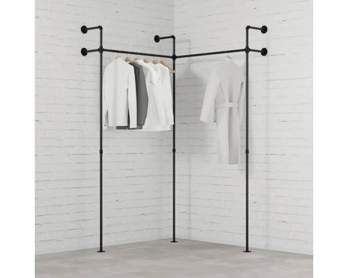 Rohový vešiak na šaty z kovových rúrok so zaveseným oblečením