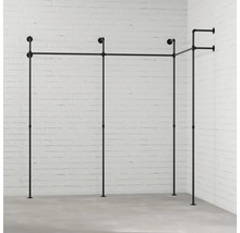 Čierny šatníkový systém pred bielou tehlovou stenou