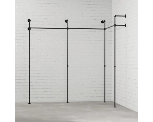 Čierny šatníkový systém pred bielou tehlovou stenou