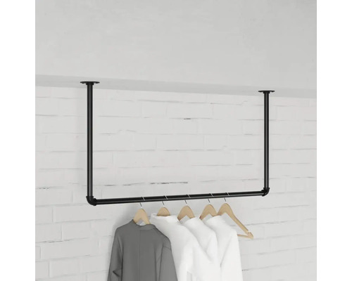 Čierna šatníková tyč na montáž na strop s oblečením na vešiakoch.